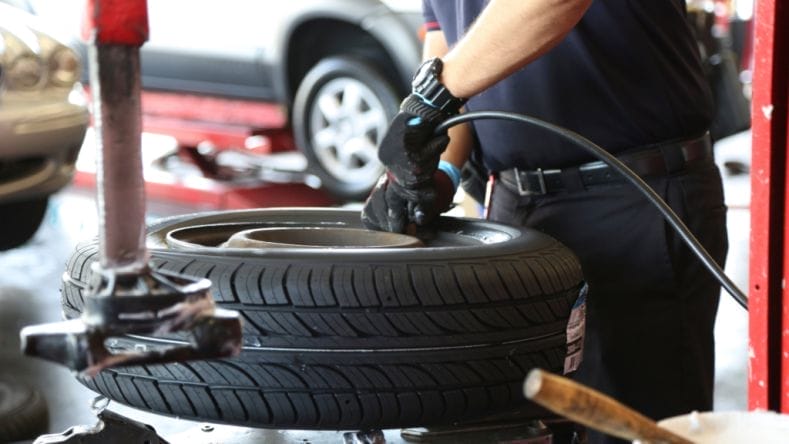 Tại sao các tiệm sửa chữa lốp chuyên nghiệp thường sử dụng máy ra vào lốp tự động? Tại sao các tiệm sửa chữa lốp chuyên nghiệp thường sử dụng máy ra vào lốp tự động?