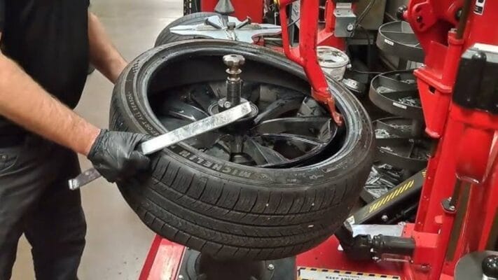 Máy tháo vỏ xe Trung Quốc và Italy chọn mua loại nào?