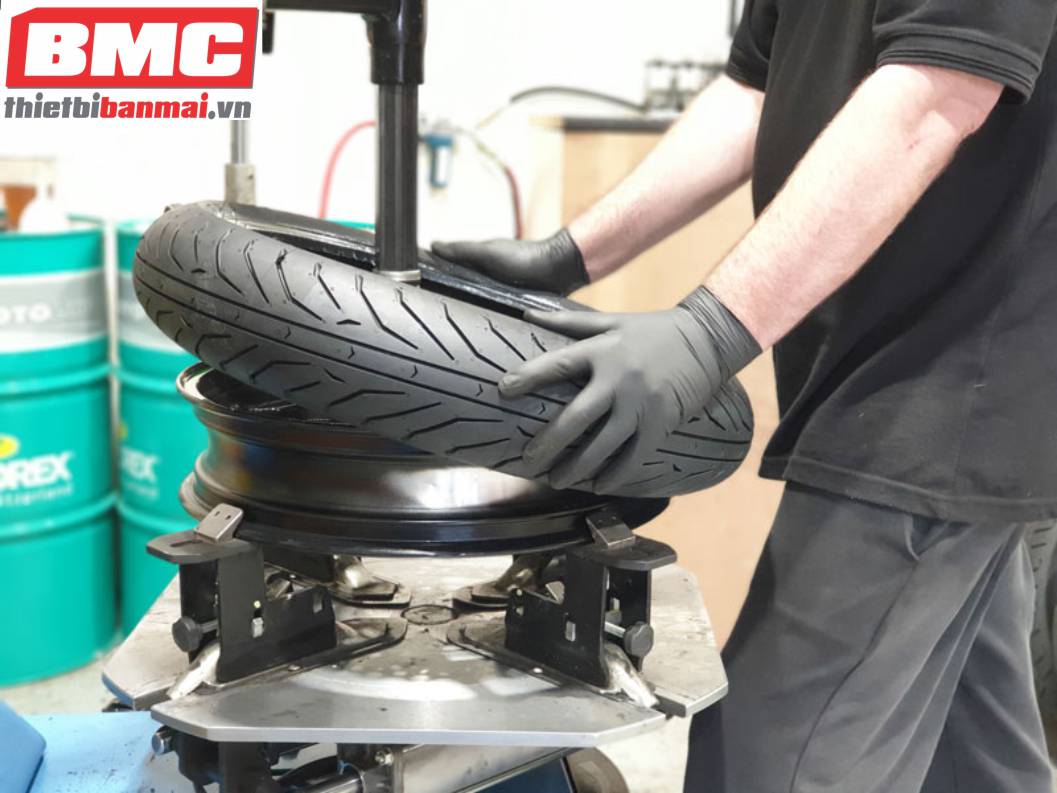 Tiêu chí chọn máy tháo vỏ xe phù hợp với tiệm sửa chữa xe máy