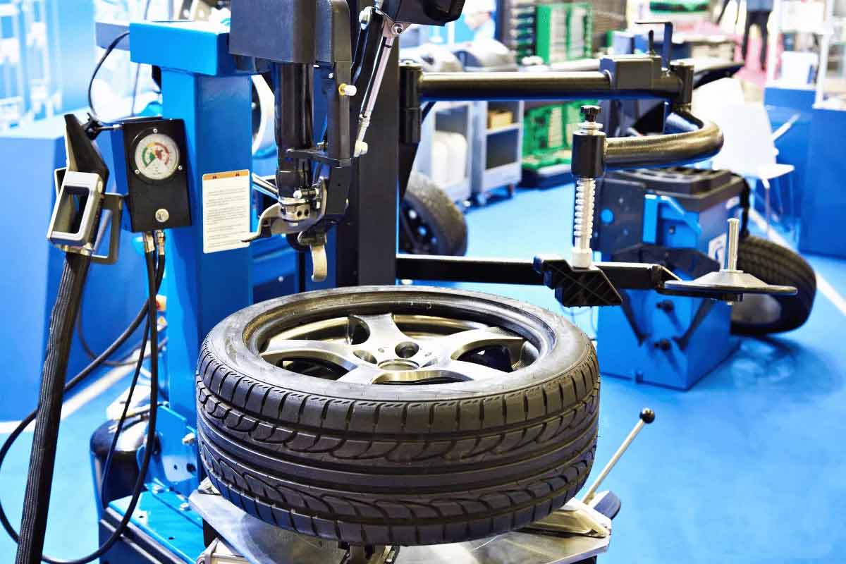 Ứng dụng của máy ra vào lốp trong sửa chữa ô tô và xe máy ung-dung-cua-may-ra-vao-lop-trong-sua-chua-o-to-va-xe-may