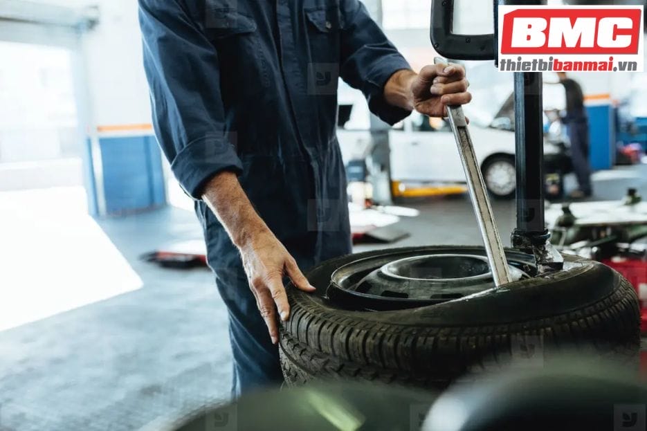 Bí Quyết Tăng Năng Suất Cho Tiệm Sửa Xe Với Máy Ra Vào Lốp