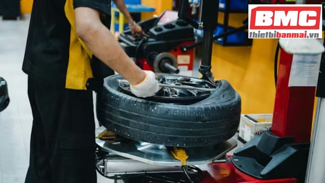 Bí Quyết Tăng Năng Suất Cho Tiệm Sửa Xe Với Máy Ra Vào Lốp