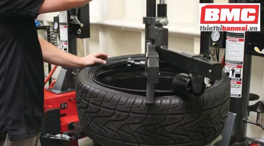 Hướng Dẫn Chi Tiết Cách Sử Dụng Máy Ra Vỏ Xe Đúng Cách Và An Toàn