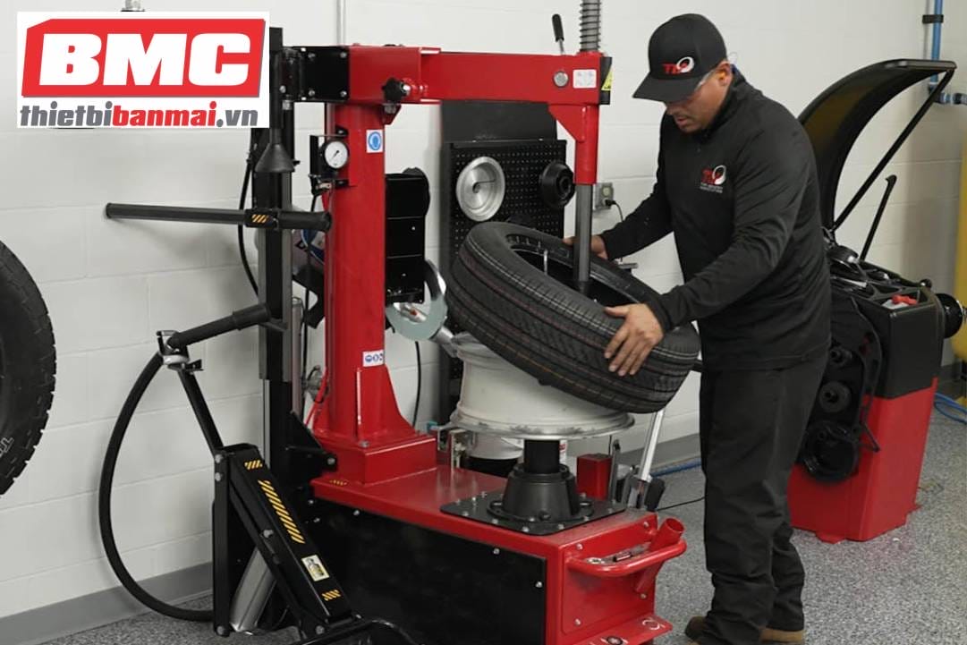 Kinh Nghiệm Sử Dụng Máy Ra Vào Lốp Cho Tiệm Sửa Xe Mới Mở