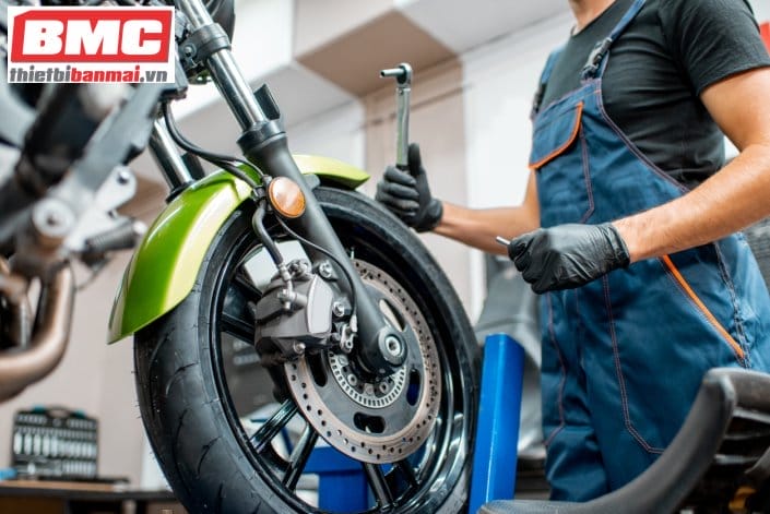 Máy ra vỏ xe và sự phát triển của ngành sửa chữa xe máy