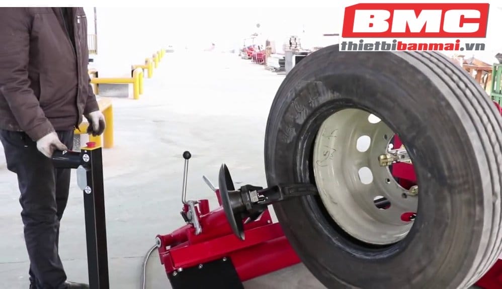 Phân biệt máy ra vào lốp xe ô tô du lịch và máy làm lốp xe tải
