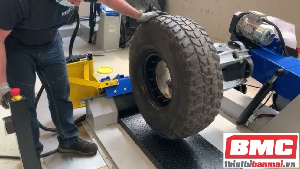 Sử dụng máy ra vào lốp cho xe tải những điều đáng chú ý