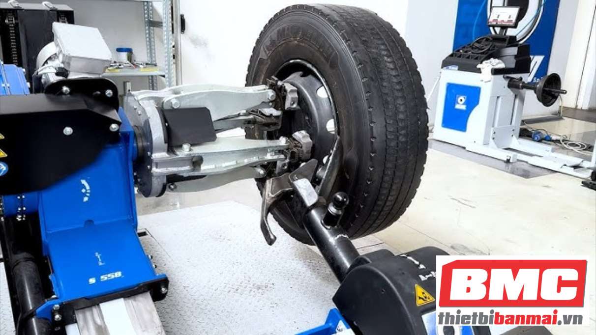 Sử dụng máy ra vào lốp cho xe tải những điều đáng chú ý