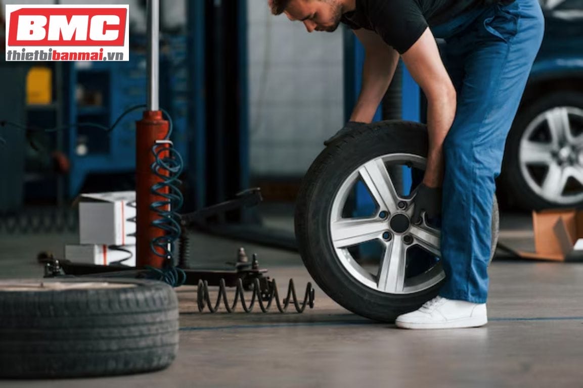 Tại Sao Máy Làm Lốp Là Thiết Bị Không Thể Thiếu Trong Gara?