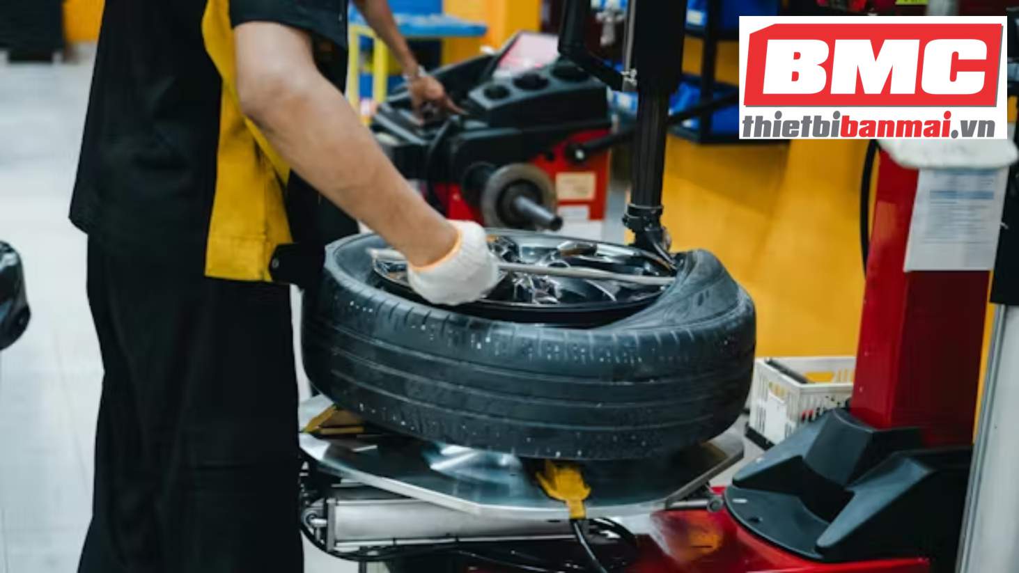 Dịch vụ lắp đặt và hướng dẫn sử dụng máy ra vào lốp tận nơi