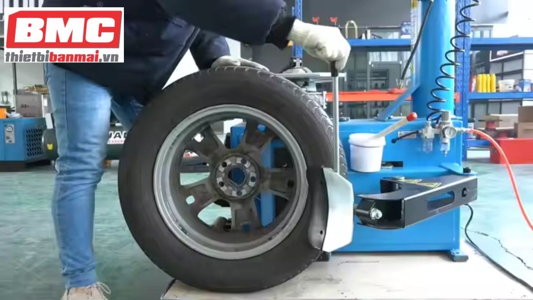 Sử dụng máy ra vào lốp để nâng cao chất lượng dịch vụ