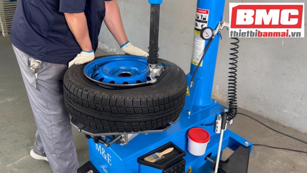 Sử dụng máy ra vào lốp để nâng cao chất lượng dịch vụ