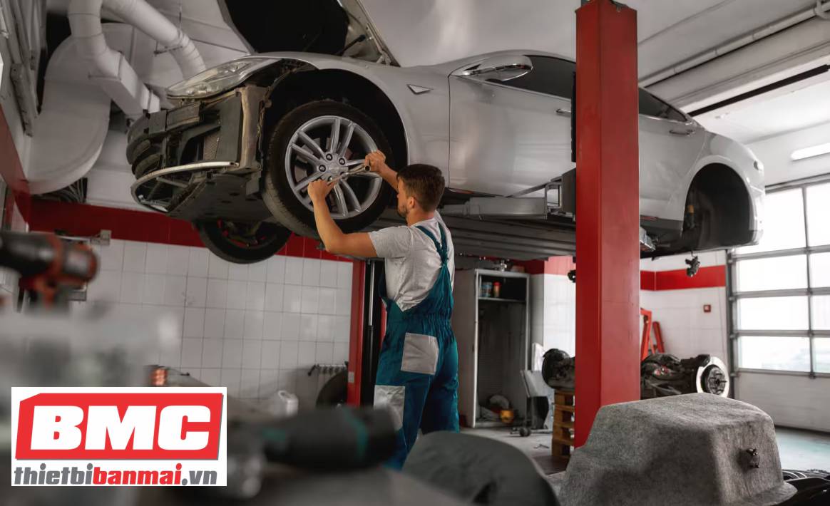 Vệ sinh và kiểm tra các bộ phận cơ khí của cầu nâng 2 trụ