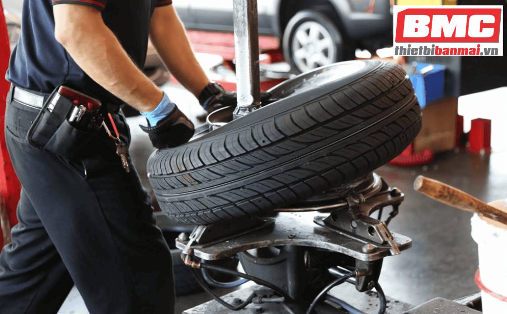 So sánh máy ra vỏ xe cao cấp và máy ra vỏ xe bình dân?