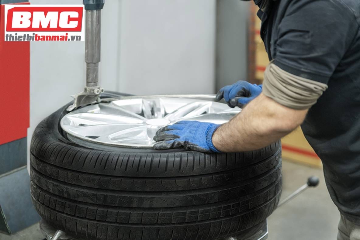 So sánh máy ra vỏ xe cao cấp và máy ra vỏ xe bình dân?